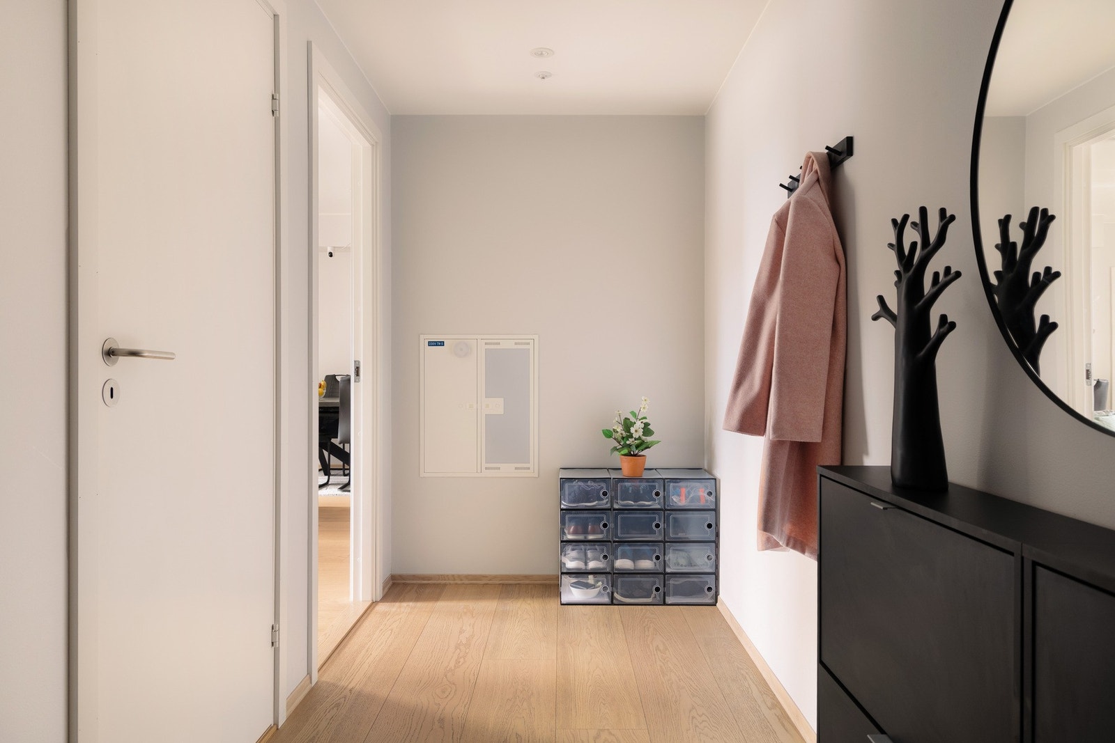 I entréen er det plass til å henge fra seg yttertøy og sette fra seg sko, og rommet fungerer som et naturlig bindeledd videre inn i leiligheten. Galleribilde