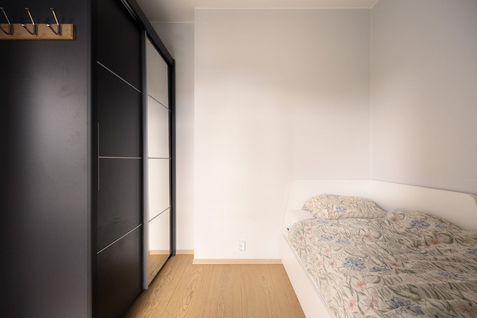 Det andre soverommet er fleksibelt og kan enkelt tilpasses etter behov, enten som barnerom, gjesterom eller et praktisk hjemmekontor. Galleribilde