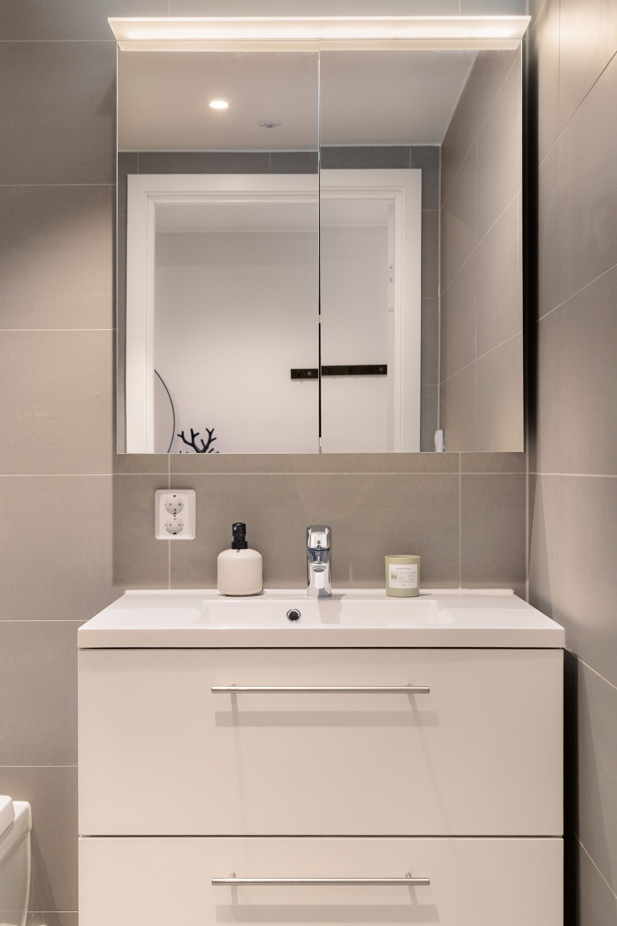 Innredningen består av vegghengt servantinnredning med speilskap og overlys. Galleribilde