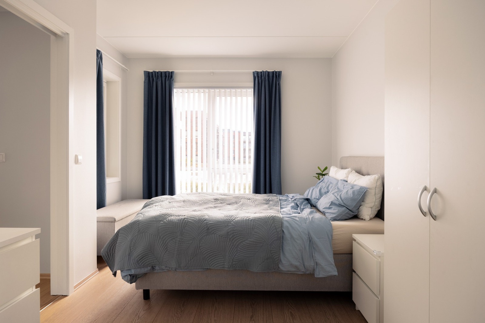 Hovedsoverommet er romslig og har god plass til dobbeltseng, nattbord og garderobeløsning. Galleribilde