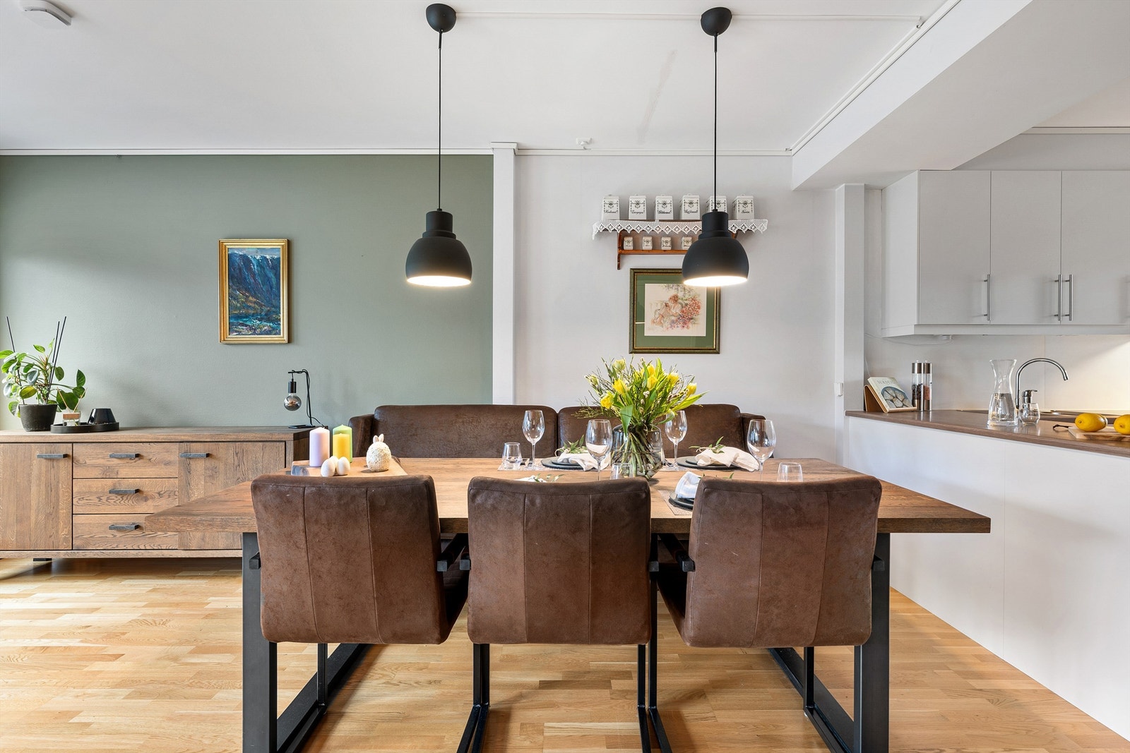 Spisestuen er plassert sentralt i rommet og binder kjøkkenet og stuen sammen til en sosial sone. Galleribilde