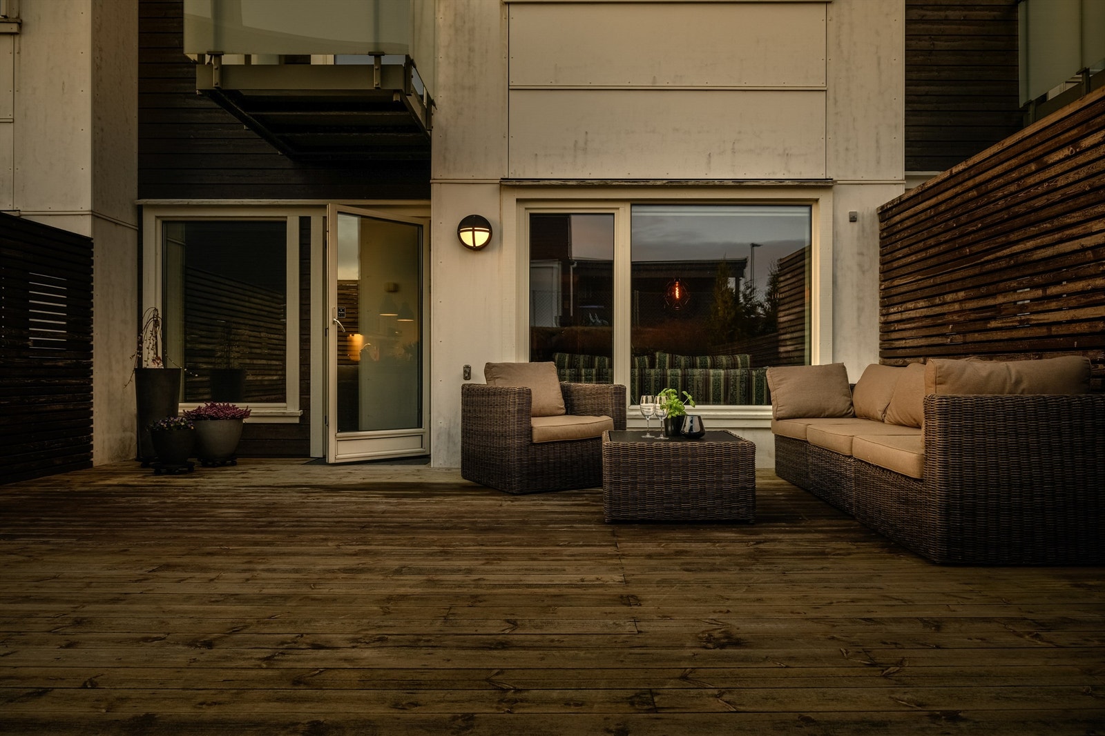 Uteplassen har god plass til både sofagruppe og spisebord. Galleribilde