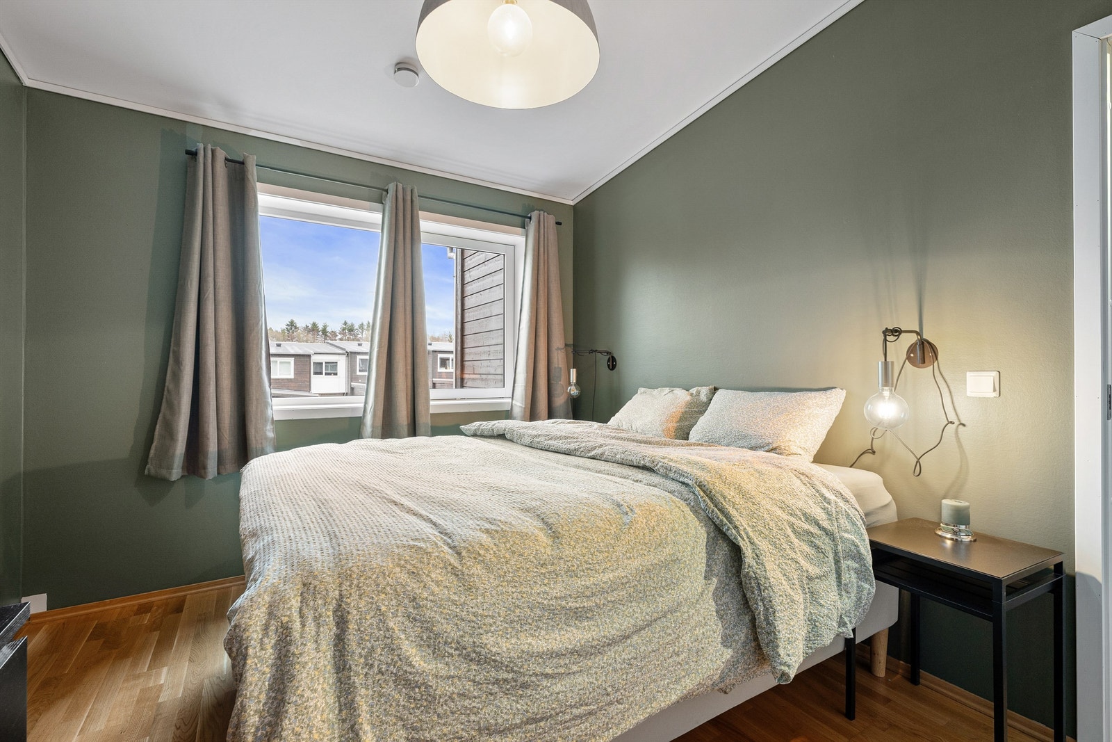 Hovedsoverommet er av god størrelse med god plass til dobbeltseng. Galleribilde