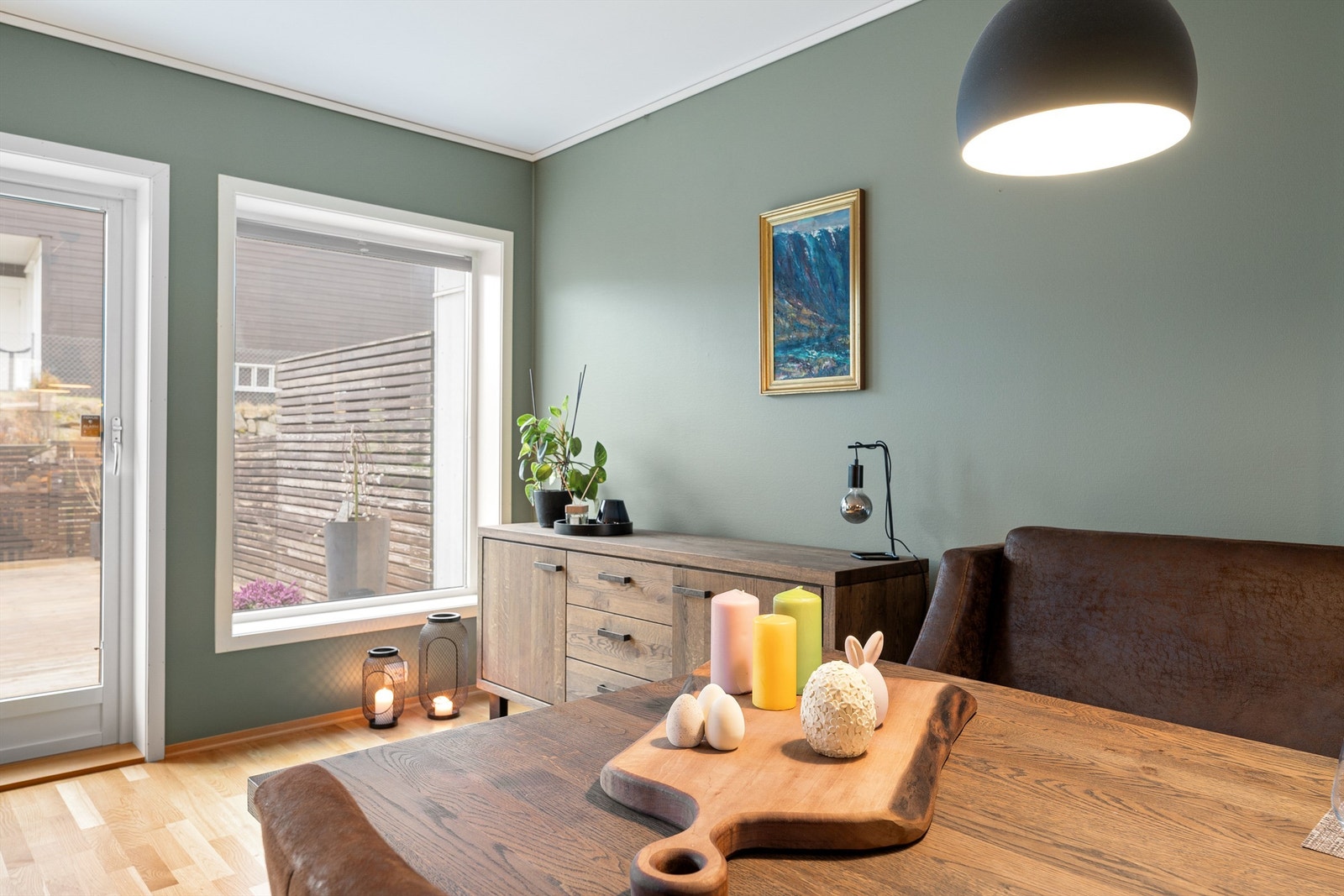 Store vindusflater og terrassedør gir godt med naturlig lys inn i boligen. Galleribilde