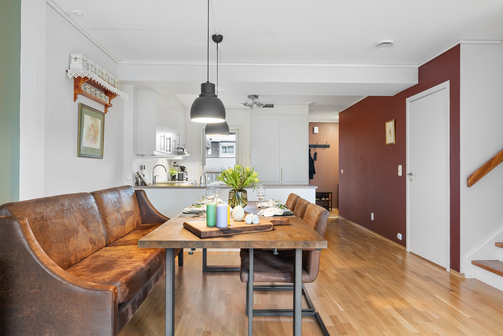 Fra spiseplassen er det en åpen og oversiktlig forbindelse til både kjøkken, gang og trappen til andre etasje. Galleribilde