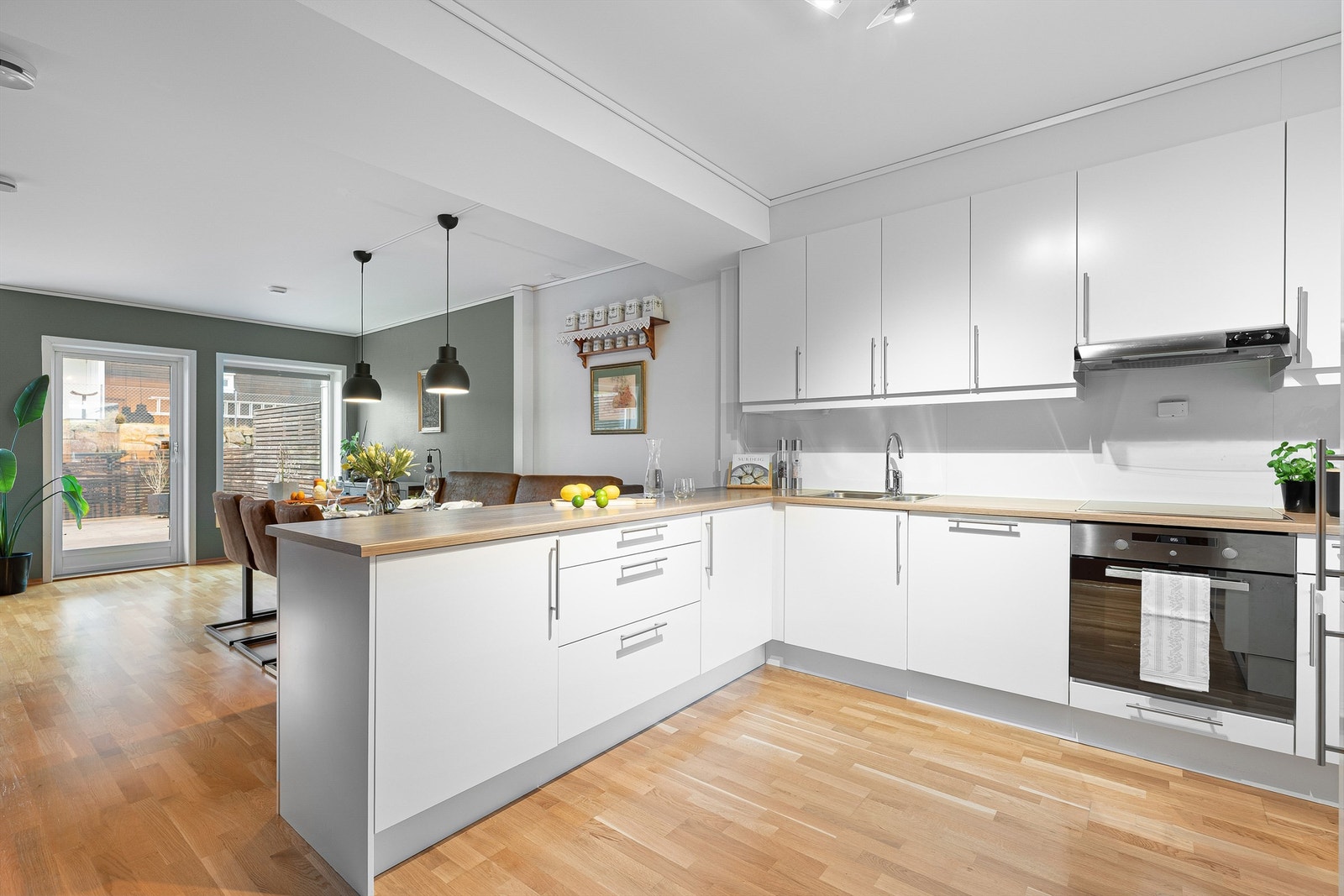 Kjøkkenet er en del av en åpen løsning med stuen, noe som skaper en sosial og innbydende atmosfære. Galleribilde