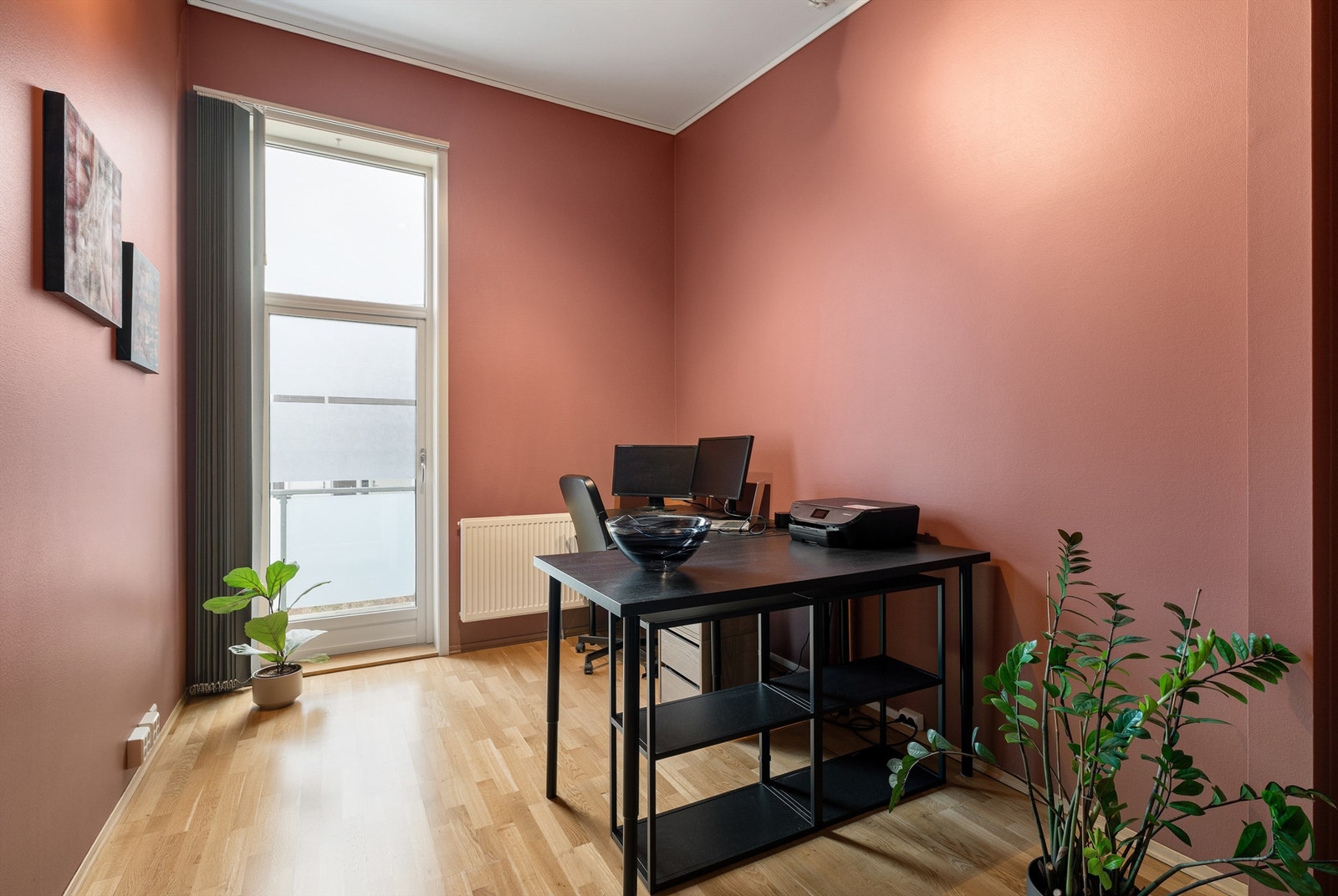 Fra TV-stuen er det utgang til en balkong. Galleribilde