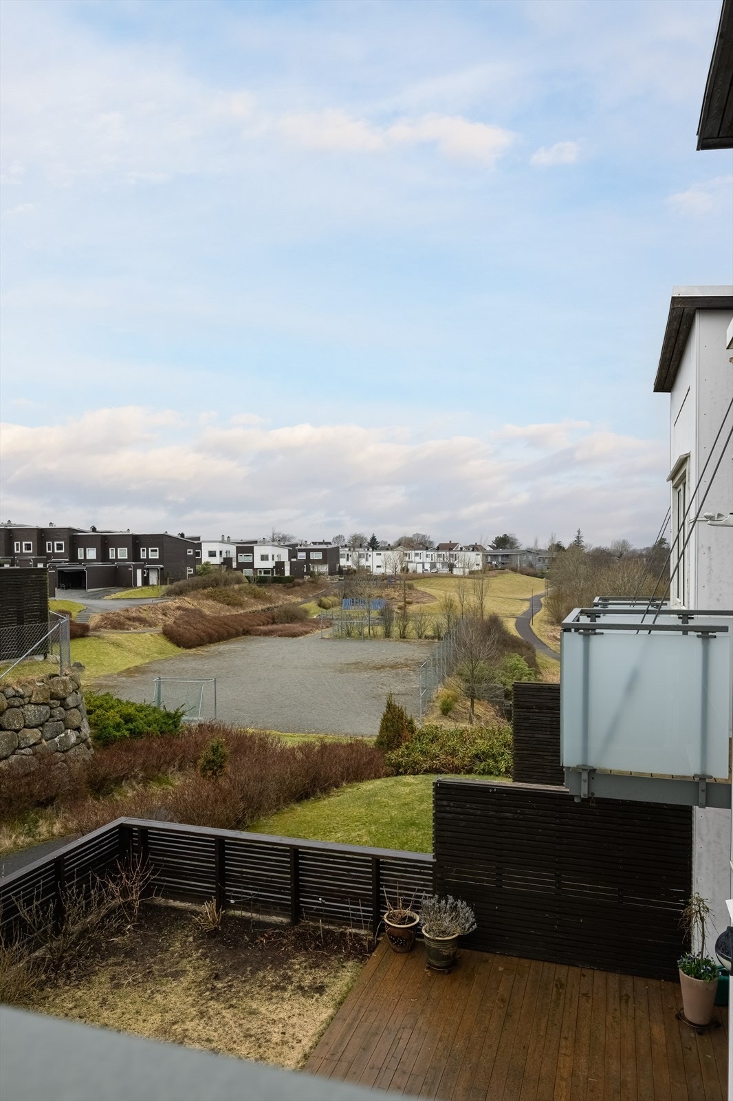 Fra boligen er det kort vei til lekeplass og turområder. Galleribilde