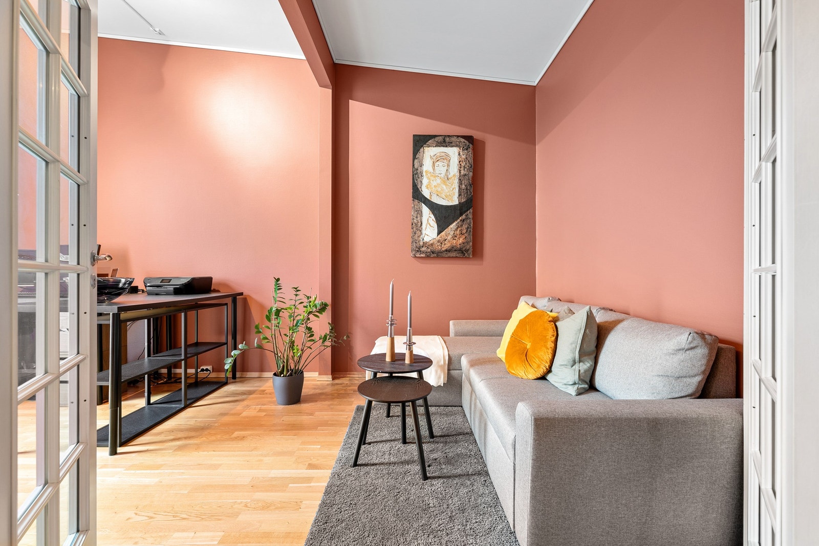 Den ekstra stuen i andre etasje gir fleksibilitet og kan brukes som TV-stue, kontor eller lekerom. Galleribilde