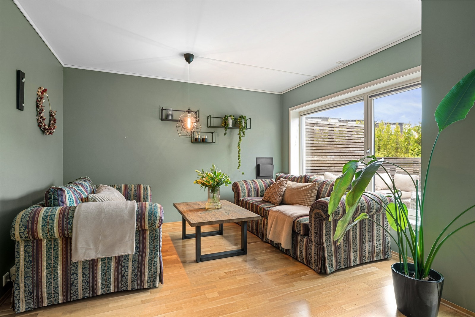 Stuen i første etasje er romslig og lett å møblere for ulike behov. Galleribilde