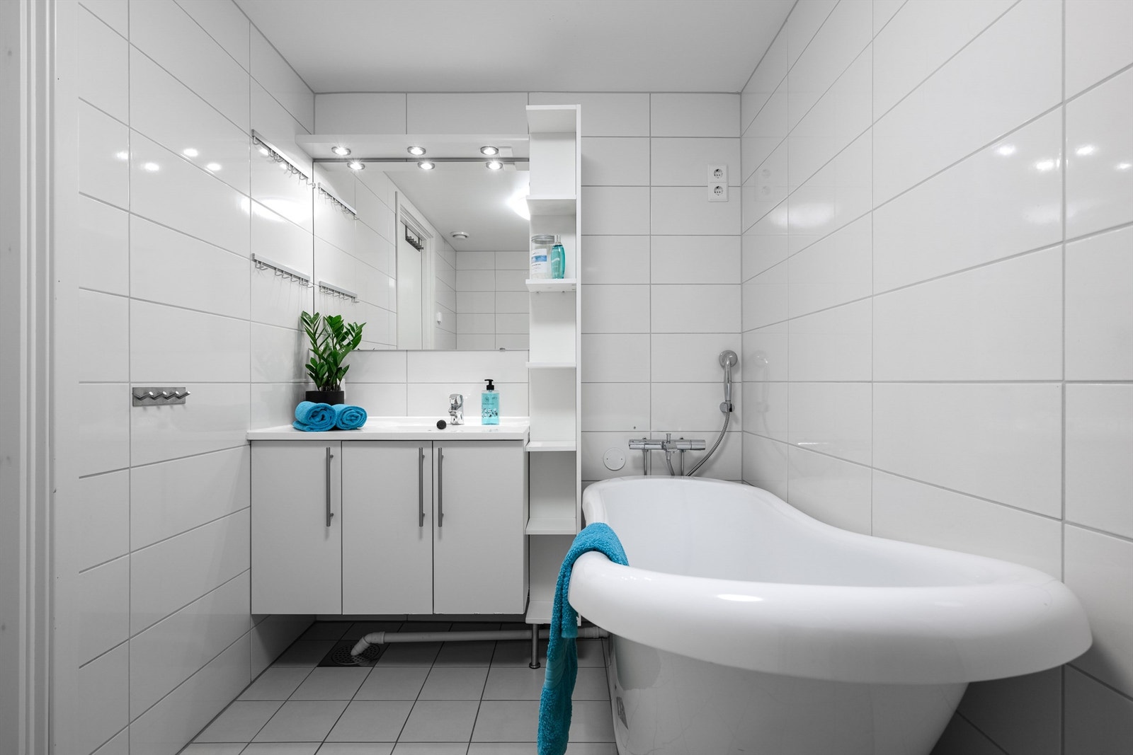 Hovedbadet i andre etasje er helfliset og utstyrt med et elegant, frittstående badekar. Galleribilde