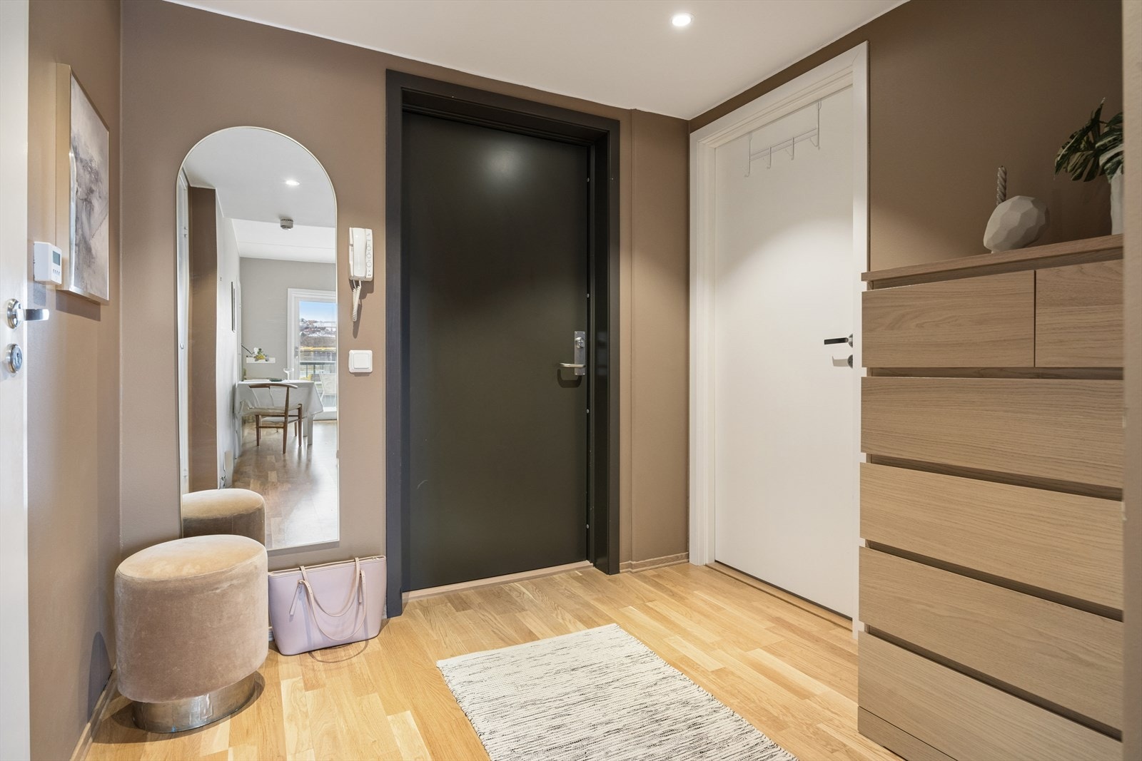 Leiligheten ligger i fjerde etasje med enkel adkomst via heis. Ytterdøren er både brann- og lydklassifisert. Galleribilde