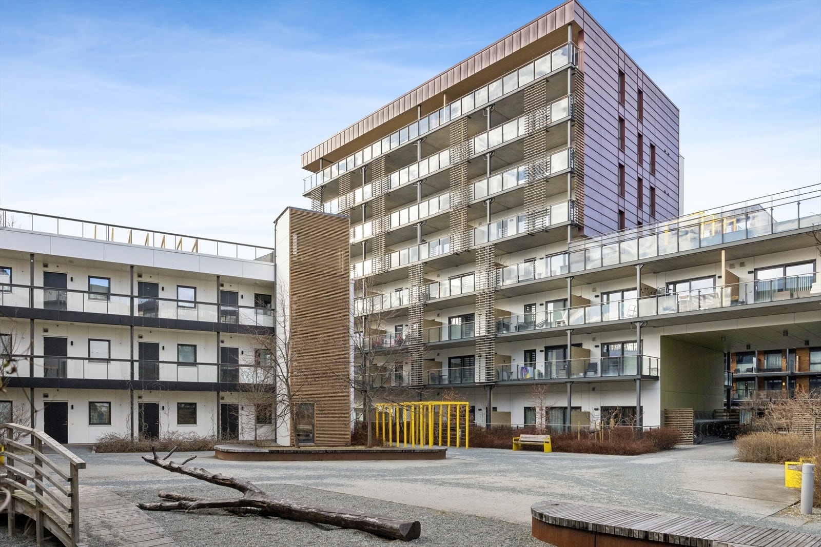 Sameiet har pent opparbeidede fellesarealer med sittegrupper og lekeapparater. Galleribilde