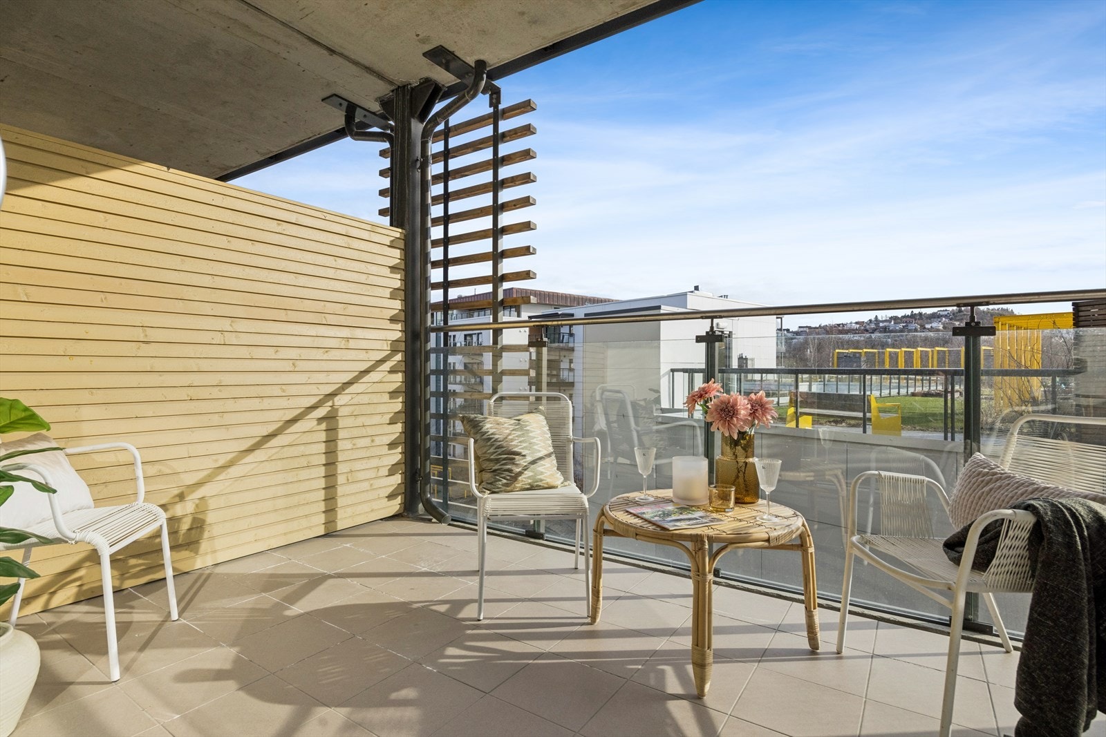 Uteplassen er delvis overbygget og har en skjermvegg som gir ekstra privatliv. Galleribilde