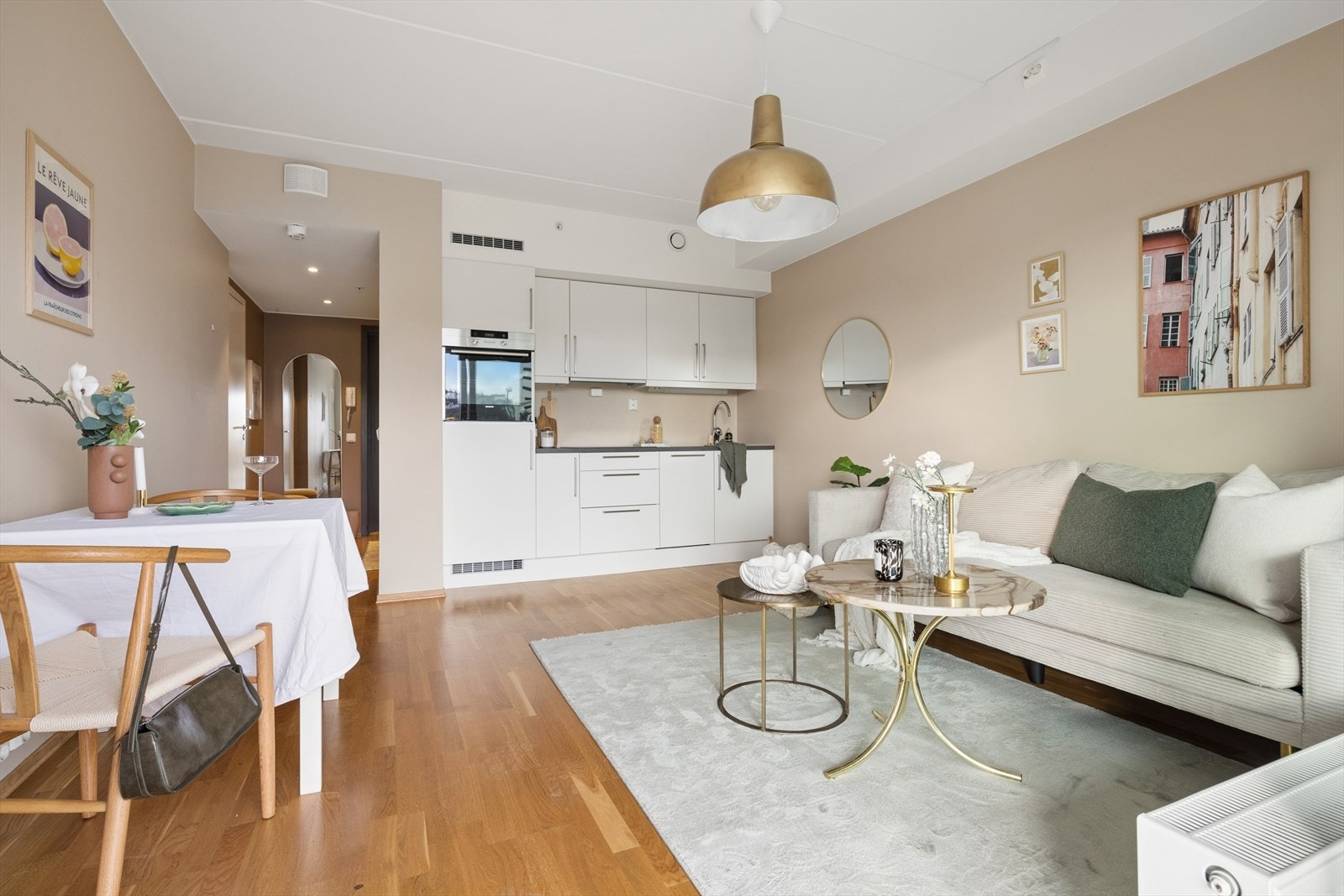 Oppvarming via fjernvarme og TV/internett er inkludert i felleskostnadene, noe som gir forutsigbare boutgifter. Galleribilde