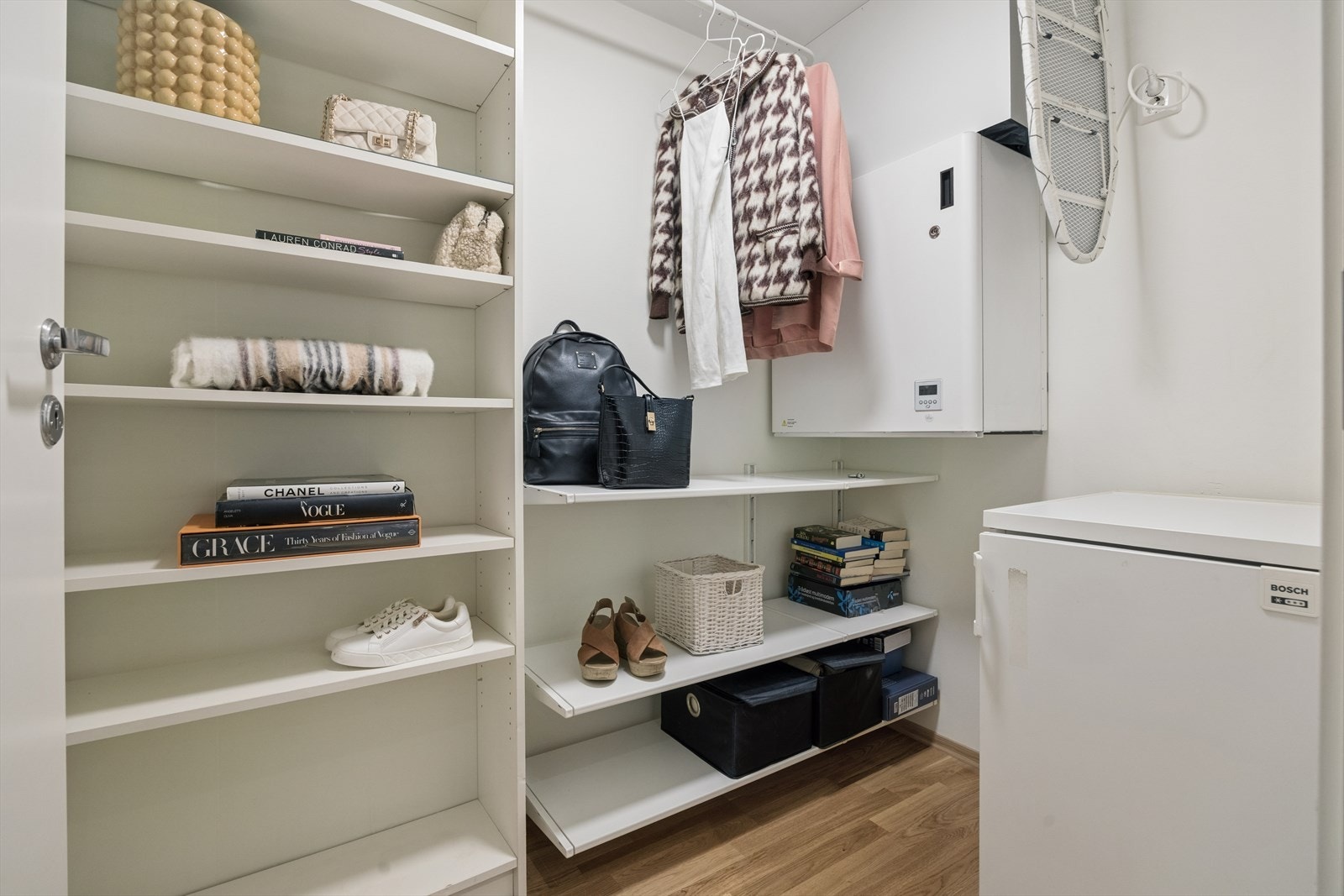 Den innvendige boden huser aggregatet for balansert ventilasjon og gir god ekstra lagringsplass. Galleribilde