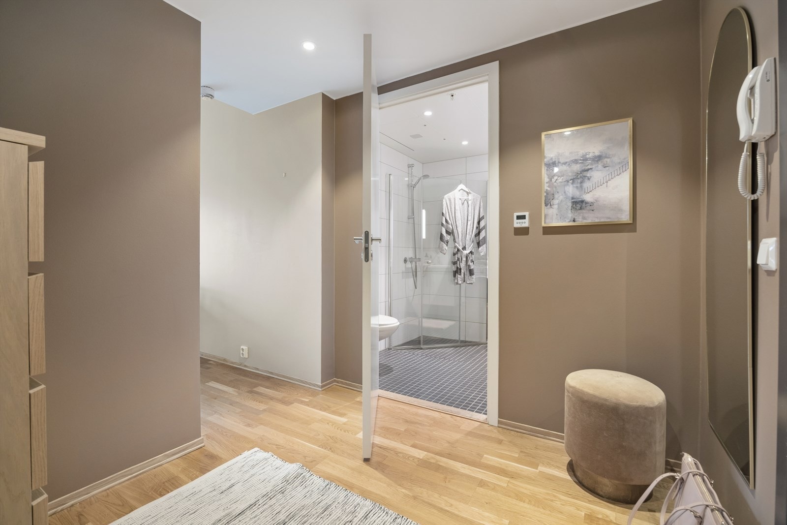 Fra gangen er det adkomst til badet og videre inn til leilighetens sosiale sone. Galleribilde