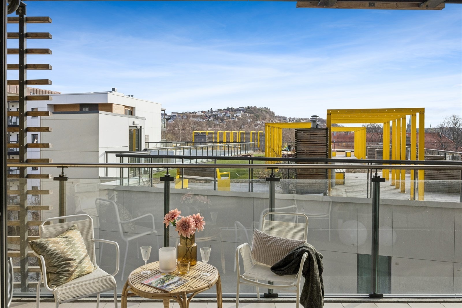 Fra balkongen har du en åpen og fin utsikt over nærområdet. Galleribilde