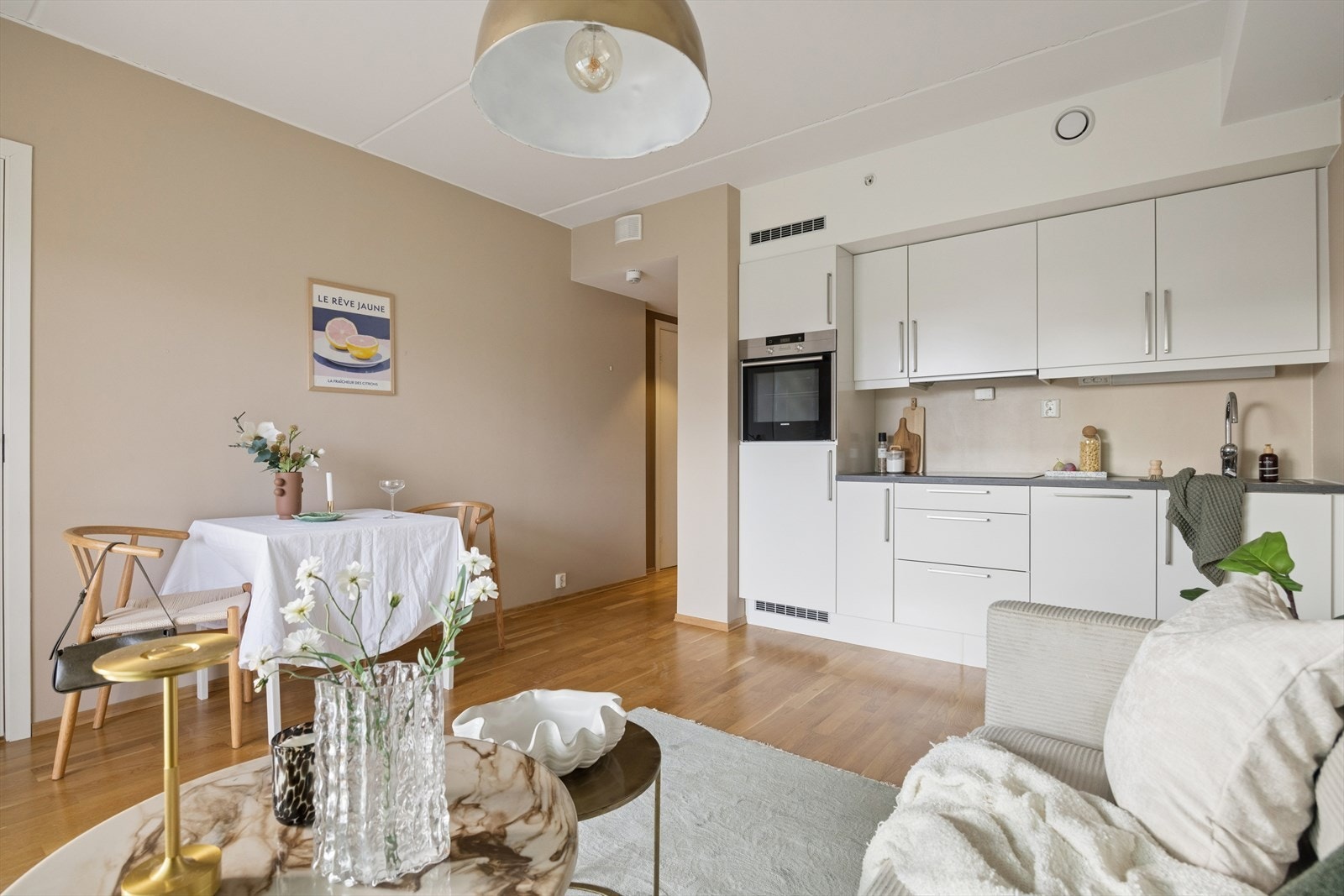 Den åpne stue- og kjøkkenløsningen skaper en sosial og luftig atmosfære. Galleribilde