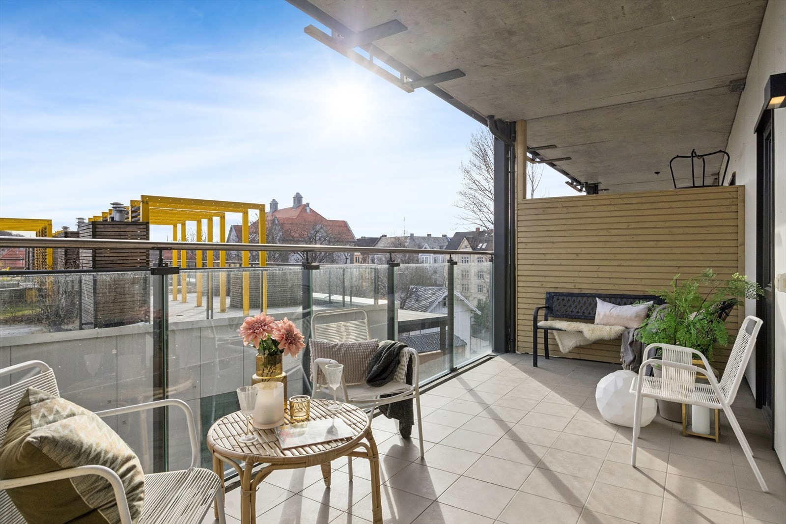 Den store balkongen har lang solgang og god plass til utemøbler. Galleribilde