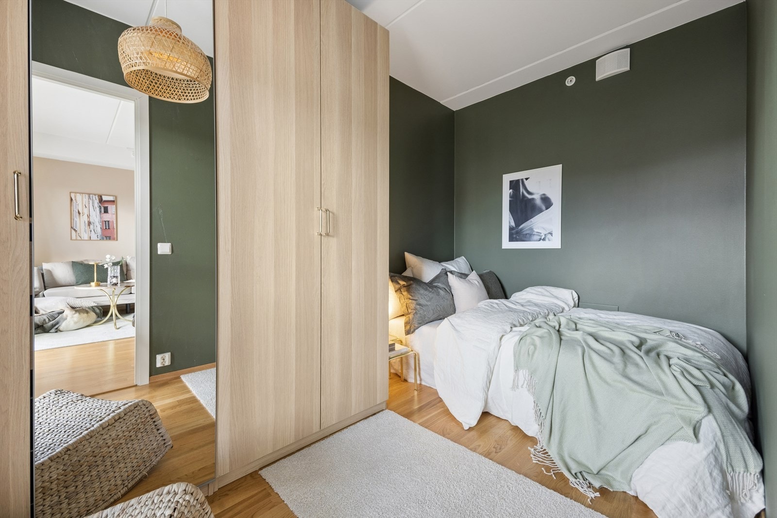 Soverommet har en behagelig atmosfære og god plass til dobbeltseng. Galleribilde