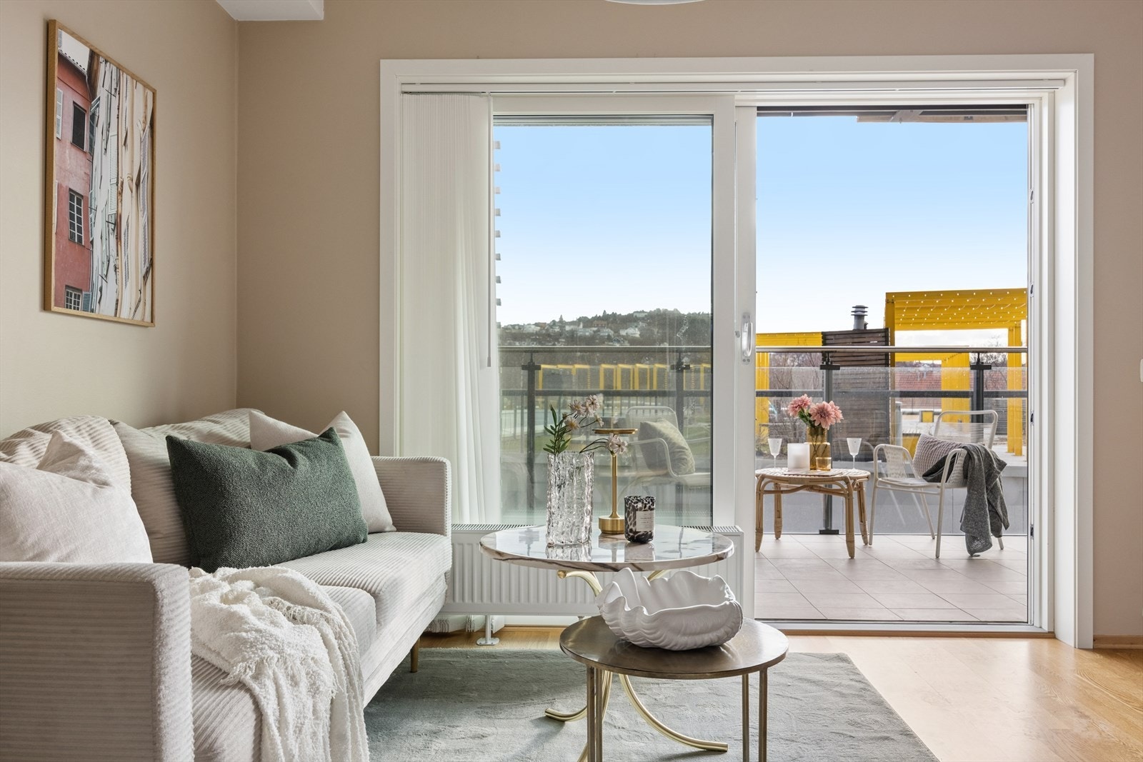 Beliggenheten i fjerde etasje gir en tilbaketrukket følelse, godt skjermet for støy og innsyn. Galleribilde