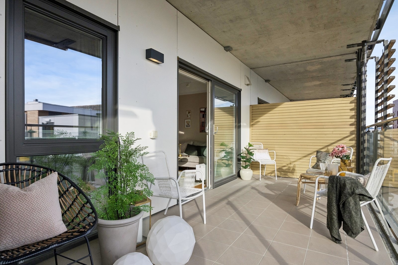 Fra stuen er det utgang til en stor balkong på 14 m². Her er det god plass for en romslig sittegruppe. Galleribilde