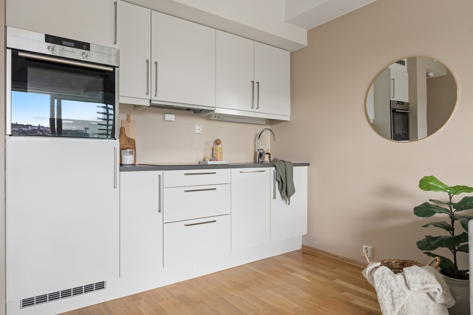 Kjøkkenet fra 2017 har en moderne innredning med integrerte hvitevarer og laminatbenkeplate. Galleribilde