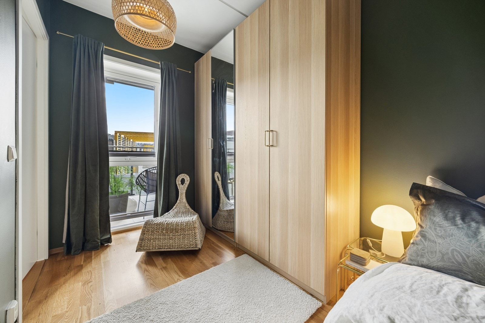 En romslig garderobeløsning med speilfronter gir rikelig med oppbevaringsplass. Galleribilde