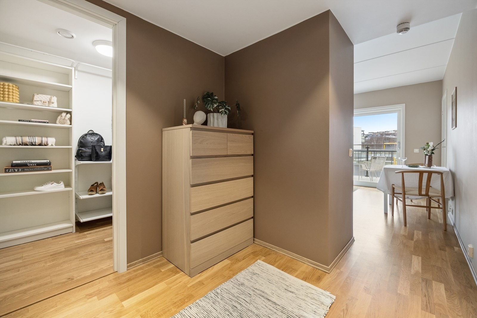 Entréen har plass til oppbevaringsmøbler og gir direkte tilgang til en praktisk innvendig bod. Galleribilde