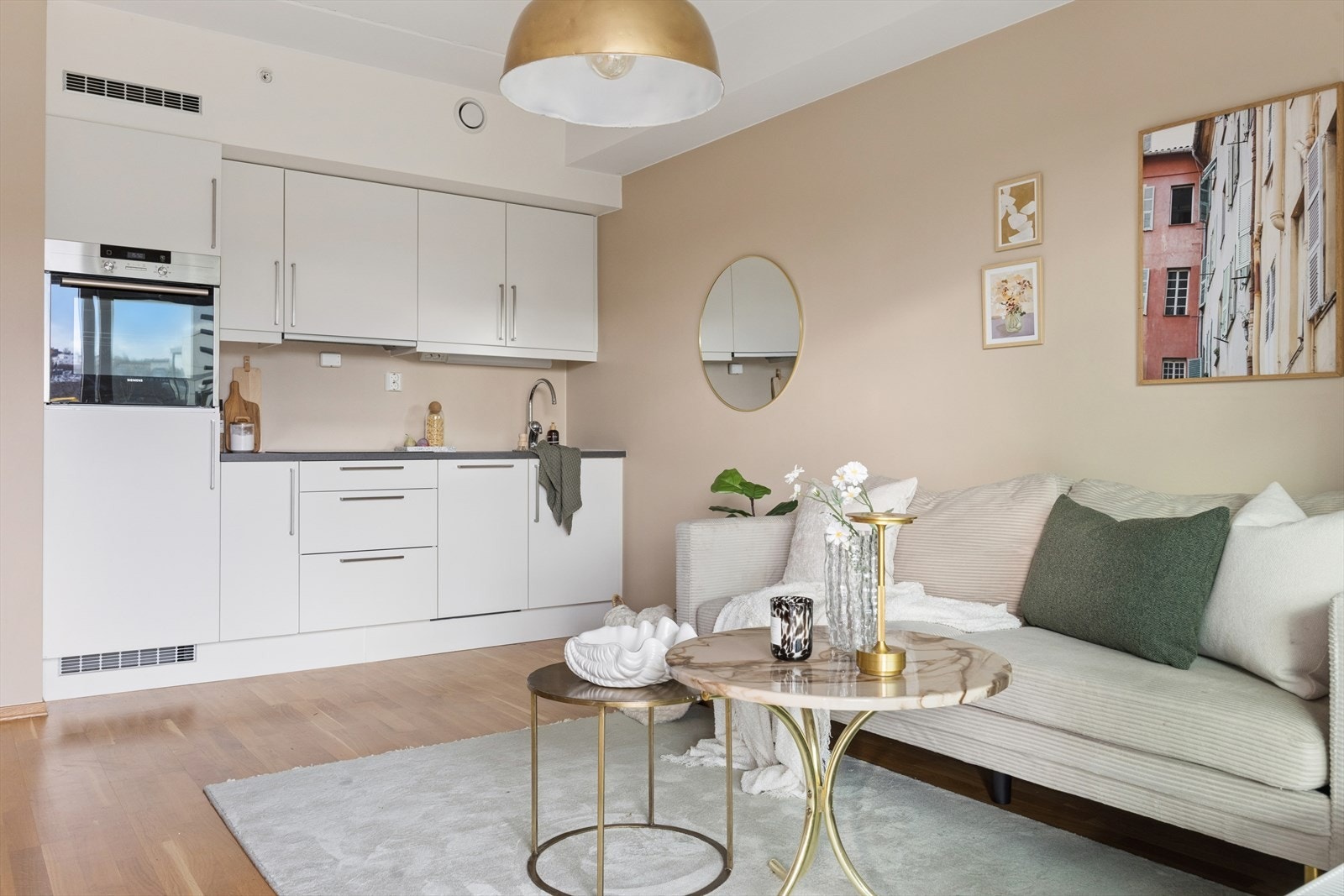 Rommet er lett å møblere med en naturlig inndeling for sofagruppe og spiseplass. Galleribilde