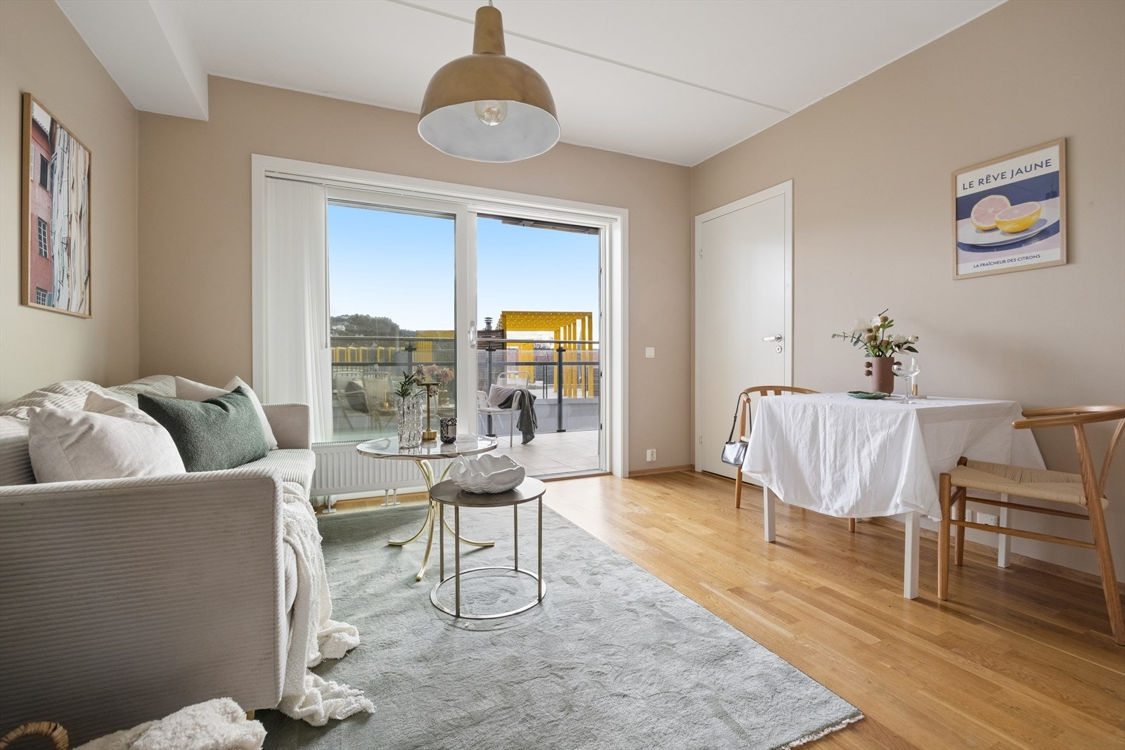 Det er god plass til en hyggelig spiseplass i tilknytning til kjøkkenet. Galleribilde