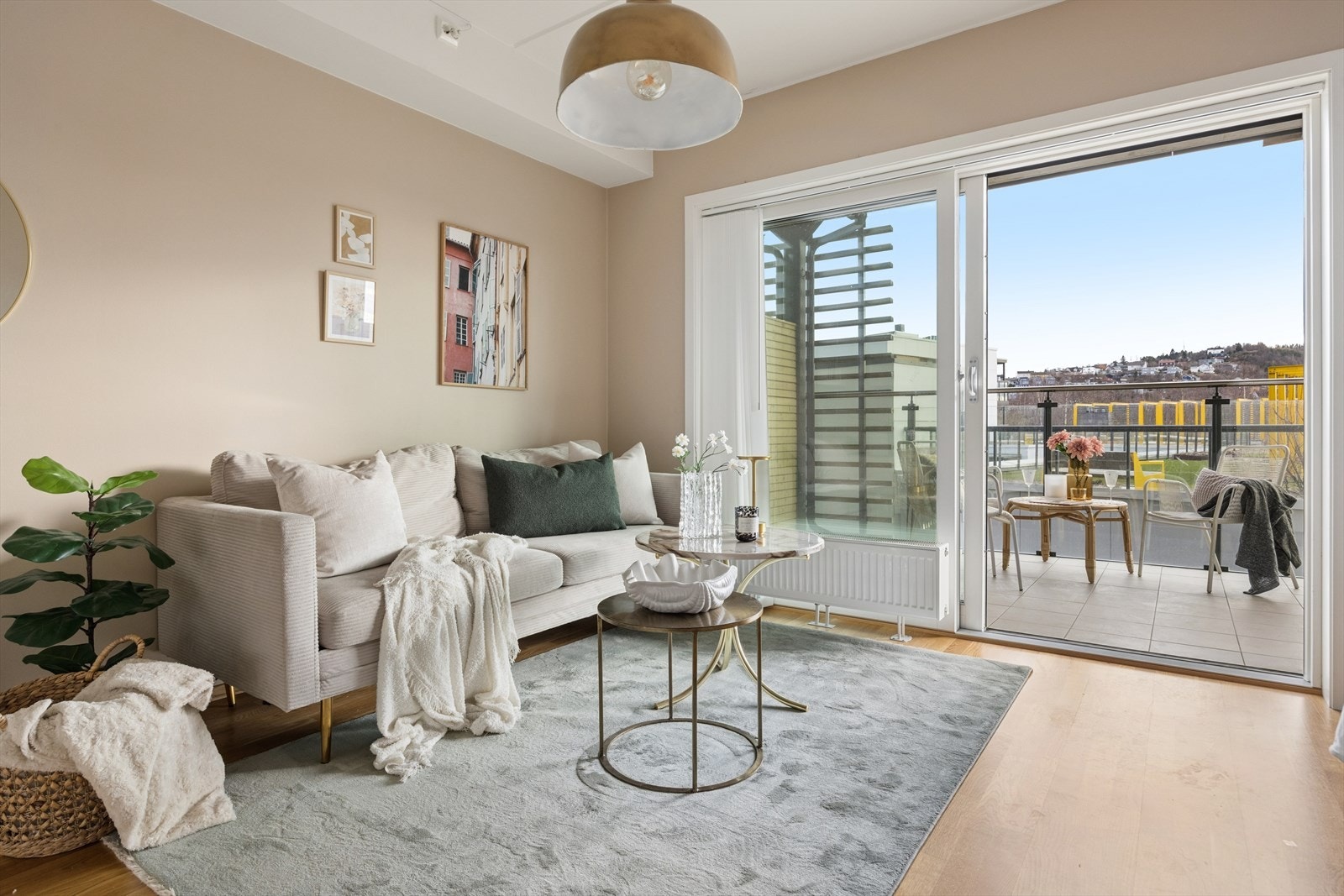 Store vindusflater og skyvedør i 3-lags glass slipper inn rikelig med dagslys. Galleribilde