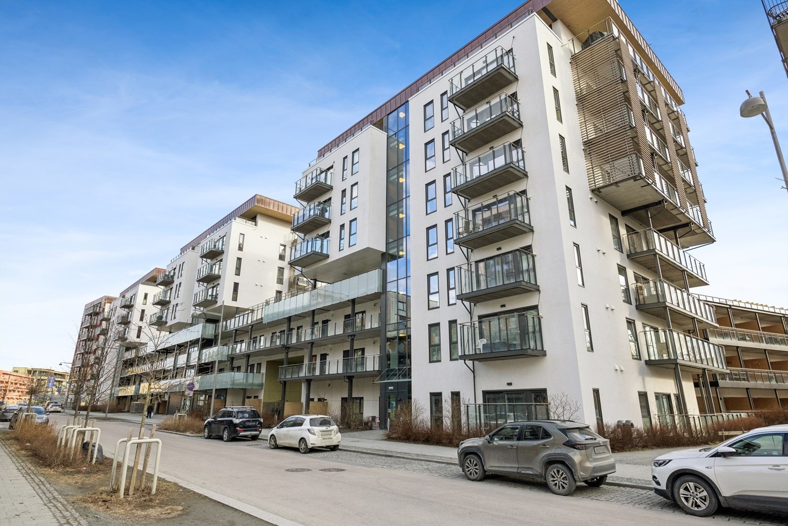 Bygget er oppført i 2017 og har en moderne arkitektur med fasader i puss og plater. Galleribilde