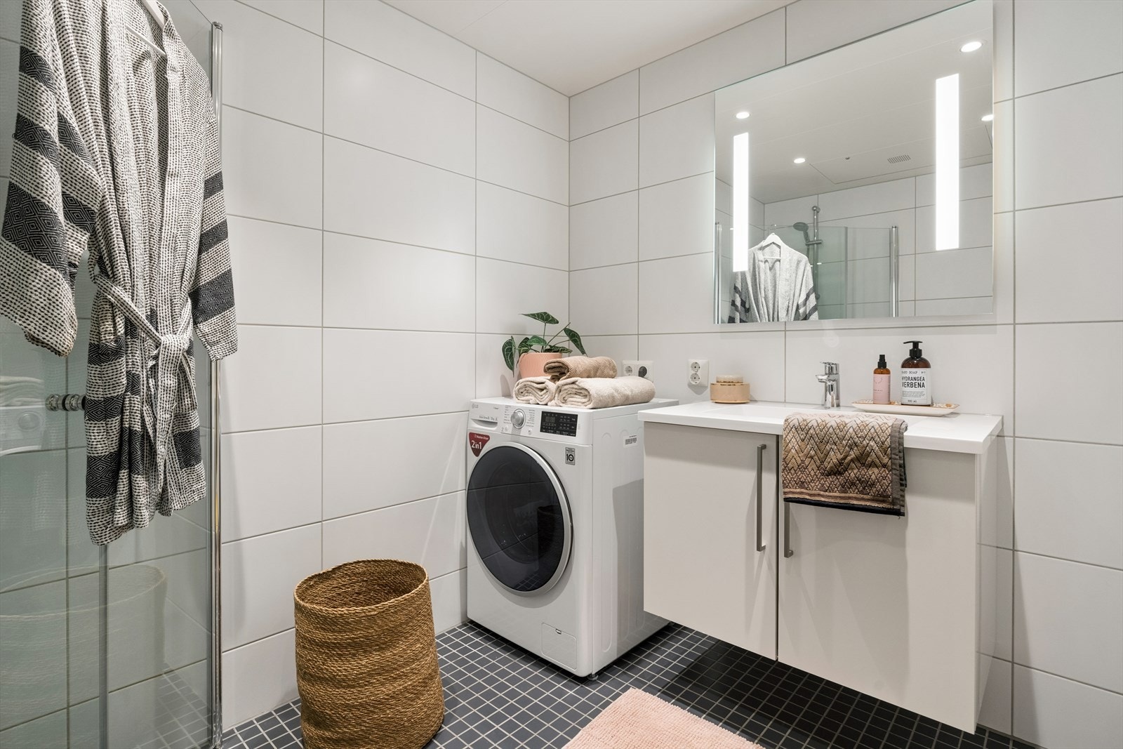 Moderne, flislagt bad fra 2017 med elektriske varmekabler i gulvet og opplegg for vaskemaskin. Galleribilde