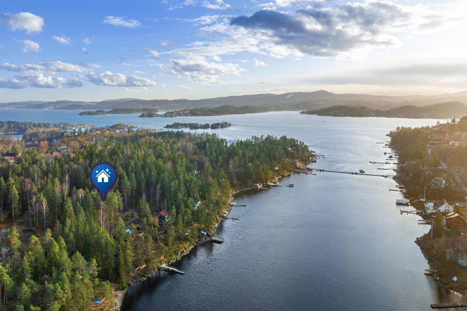 Fra fastlandet går det rutebåt til blant annet Sandvika, hvor toget tar deg videre til Oslo sentrum på omtrent 15 minutter. Galleribilde