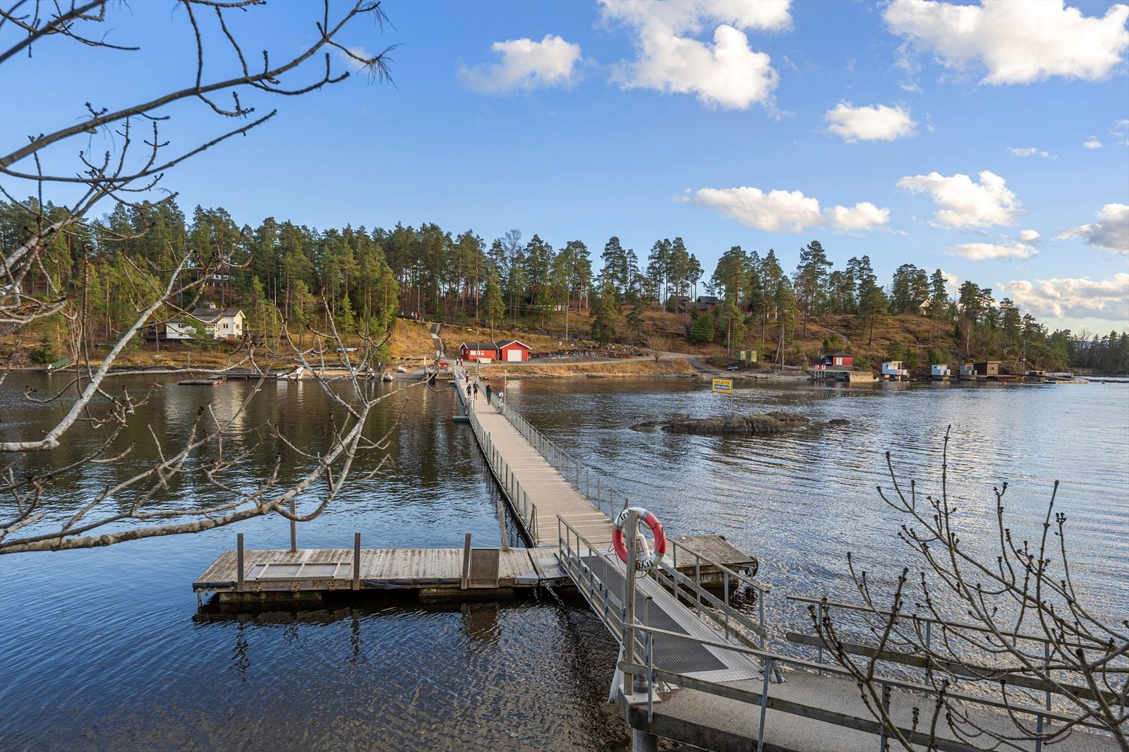 Adkomst til den bilfrie øya skjer med kabelferge. Det medfølger en tinglyst parkeringsrett på fastlandet. Galleribilde