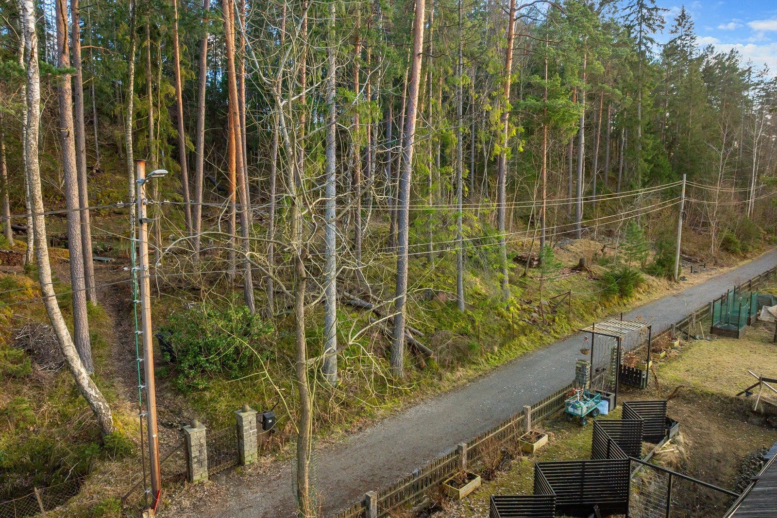 Vendelveien er en rolig grusvei som snor seg gjennom øyas natur. Galleribilde