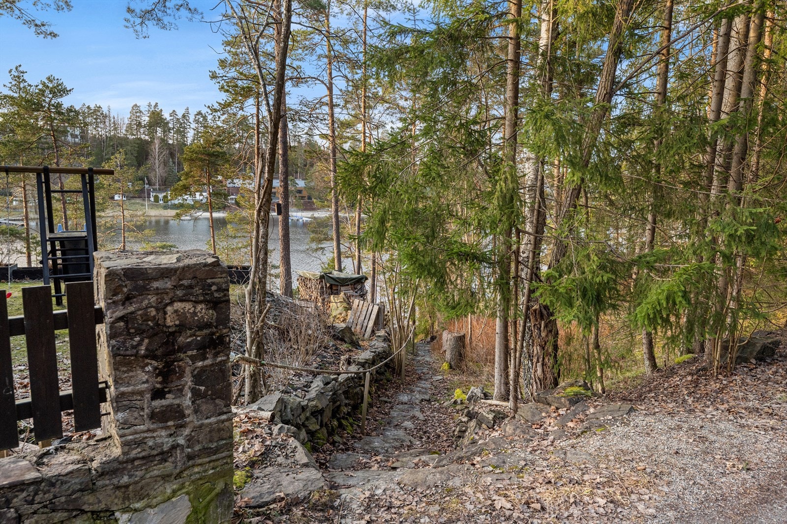 Fra tomten leder en sti ned mot fellesområdene ved sjøen. Galleribilde