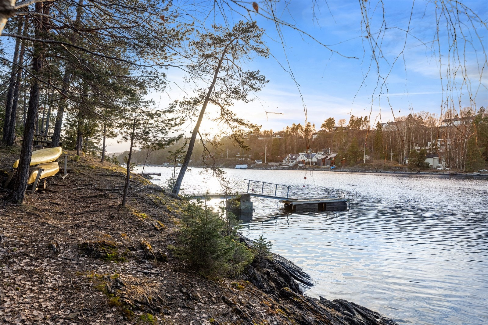 Nede ved vannet har man tilgang til både felles strand, og en liten spasertur fra tomten er det felles badstue. Galleribilde