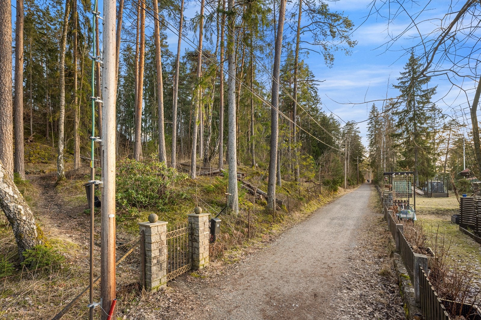 Den rolige veien gir enkel adkomst til eiendommen for gående og syklende. Galleribilde