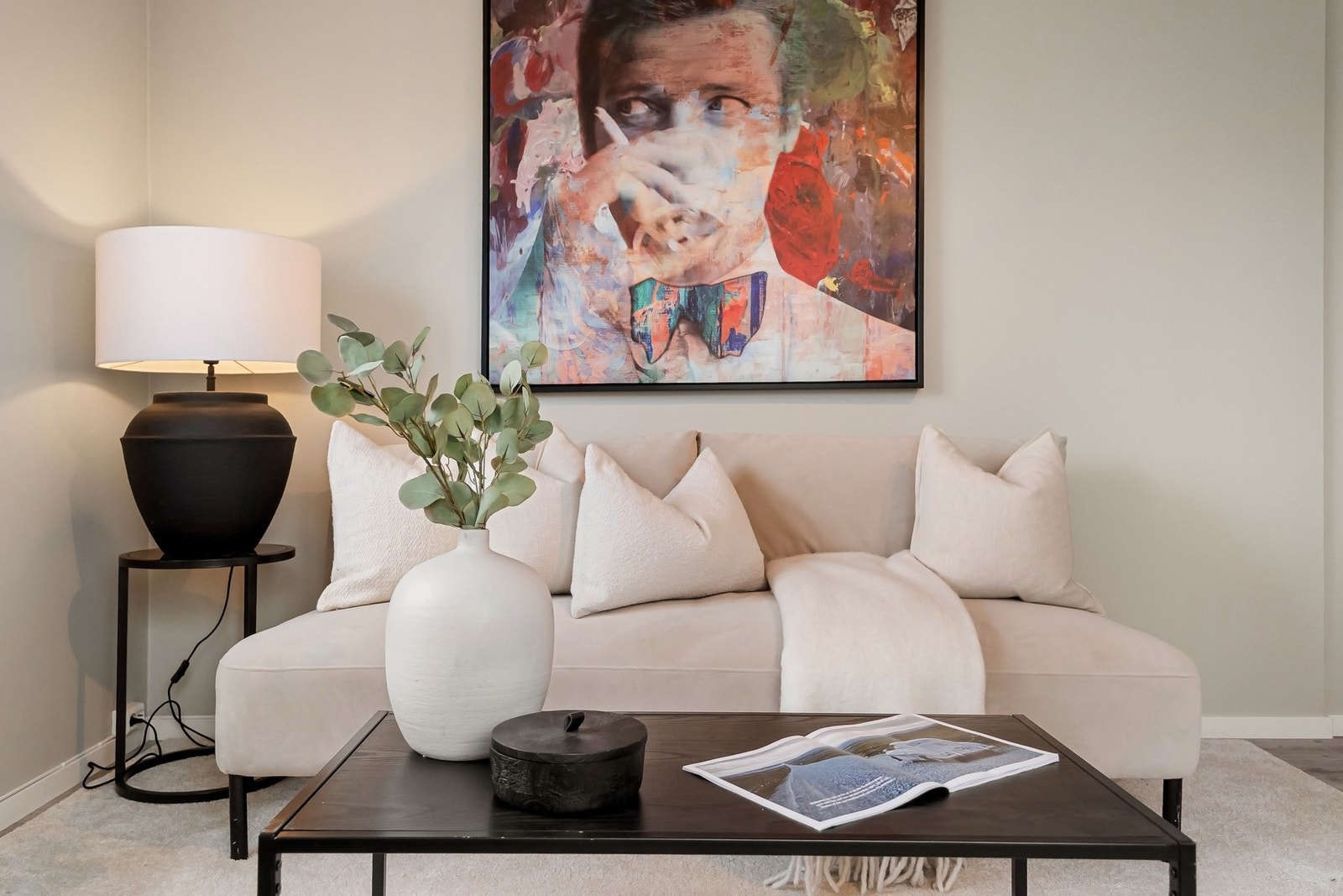 Stuen har god plass til en behagelig sittegruppe. Galleribilde