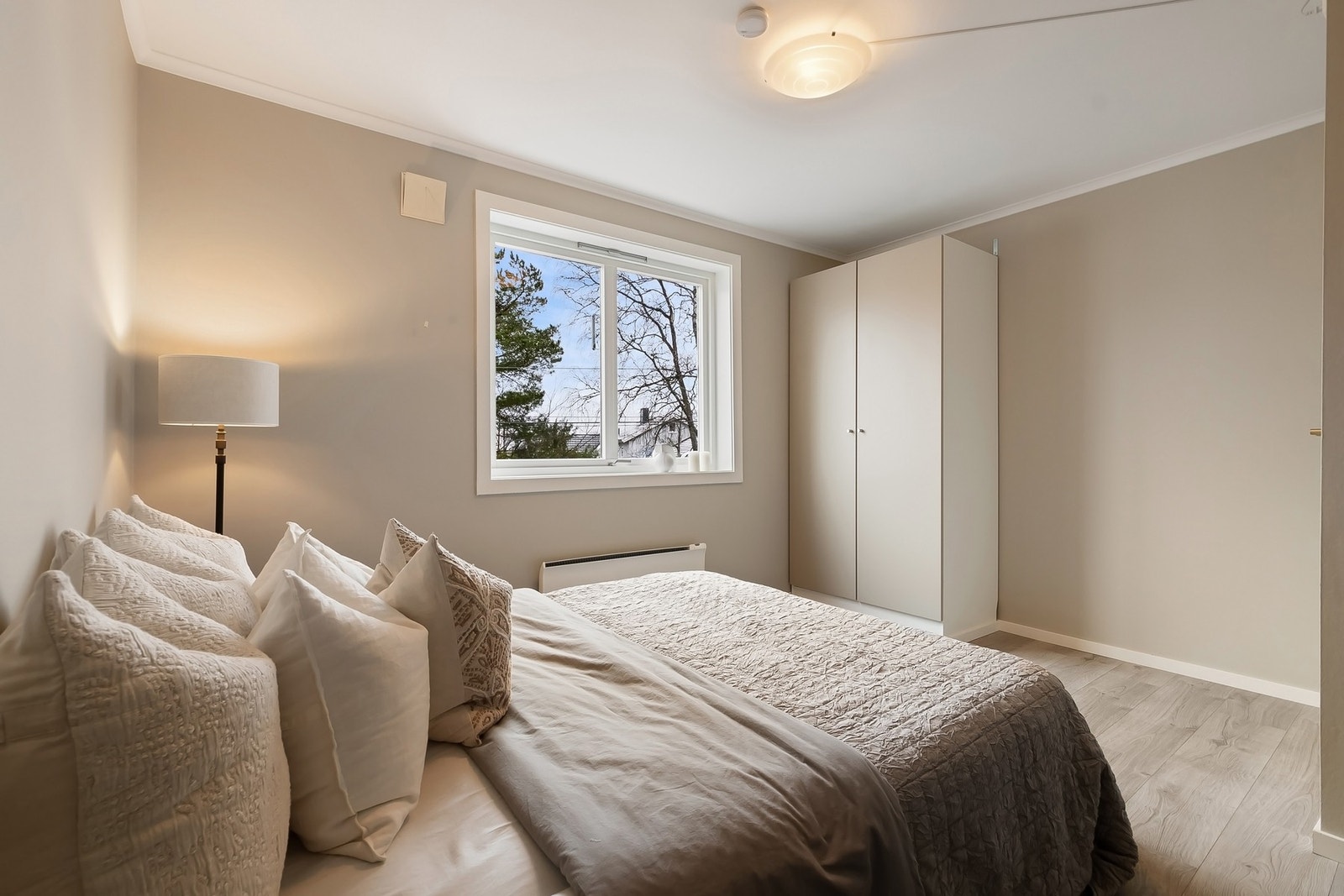 Garderobeskapet på soverommet følger boligen. Galleribilde