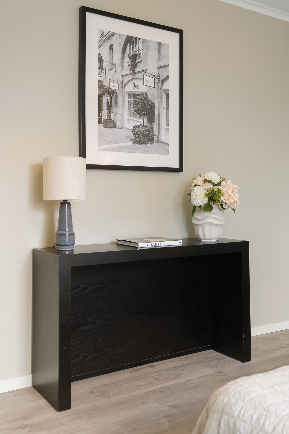 Soverommet har plass til en arbeidsplass, sminkebord, en ekstra garderobe mm. Galleribilde