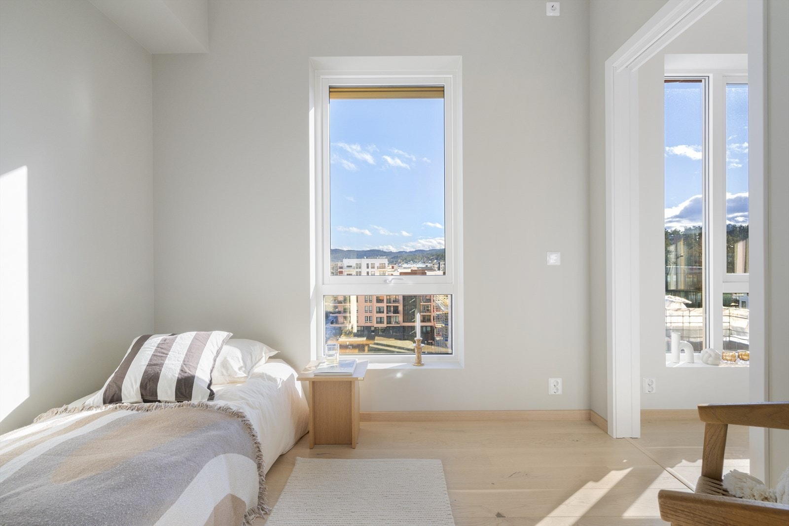 Soverom III - adkomst fra stuen og med tilliggende walk-in/garderobenisje Galleribilde