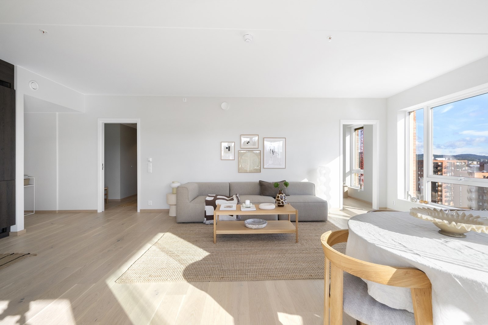 Nydelig lysinnslipp fra de store vindusflatene. Det er montert utvendig solskjerming på utvalgte vinduer Galleribilde