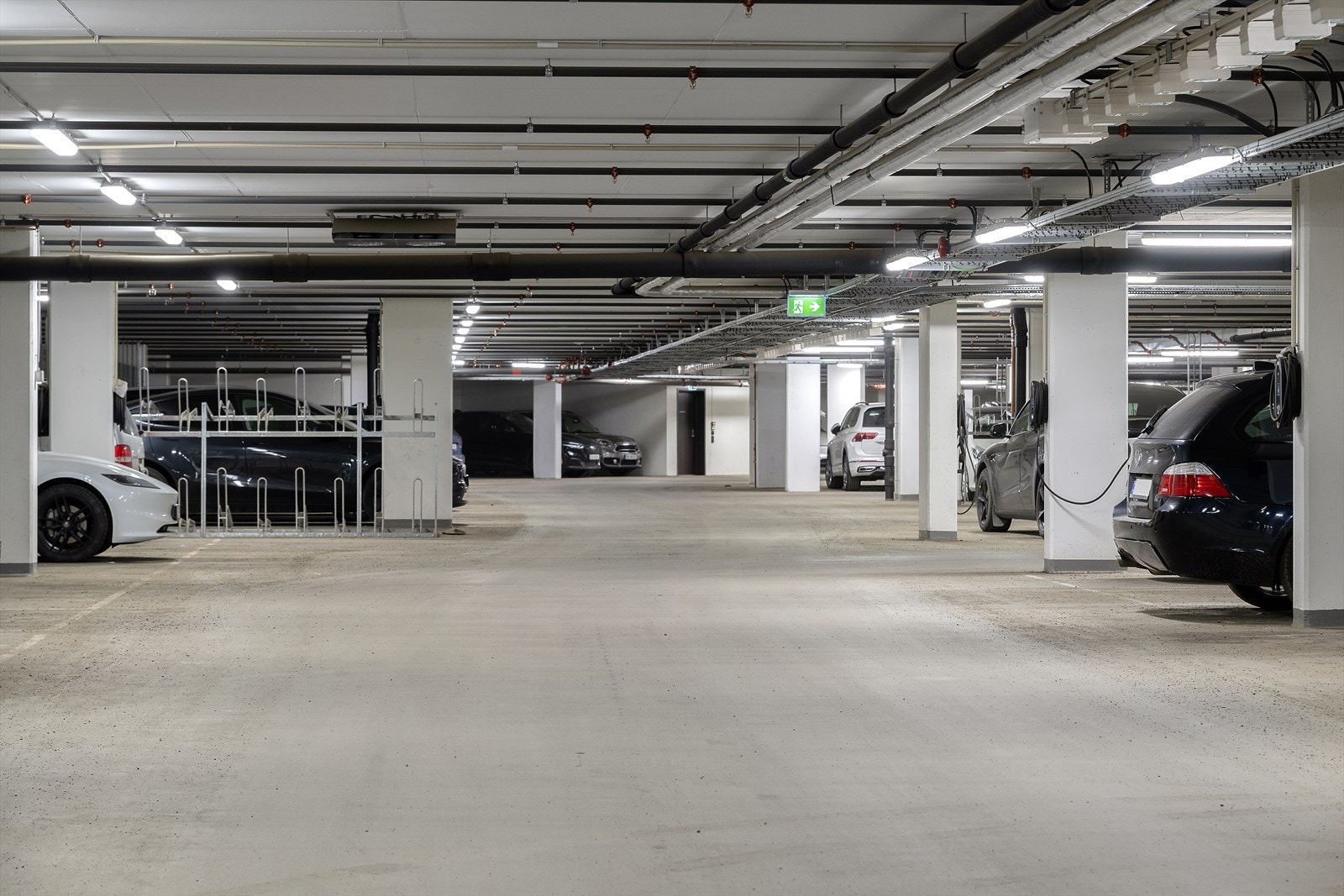 Det kan kjøpes inntil 2 garasjeplasser med elbil-lader i anlegget under blokken. Medfølger uavhengig 1 sportsbod på 5 kvm. Galleribilde