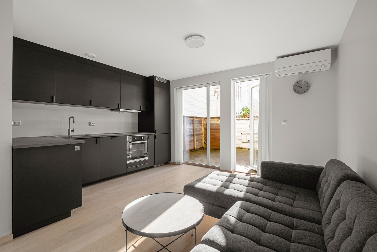 Plass til spisebord ved vinduet i tillegg til sofa Galleribilde