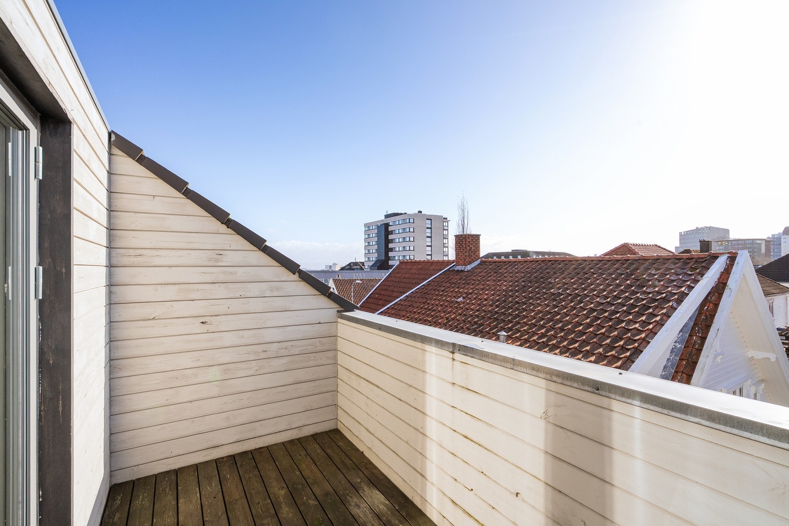 Herlig takterrasse med utsikt over byens tak Galleribilde