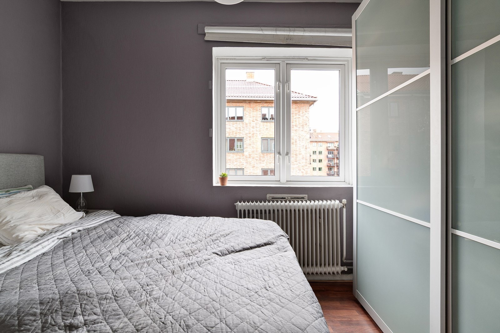 Romslig soverom med plass til dobbeltseng. I tillegg har du god oppbevaringsplass i en romslig skyvedørsgarderobe, med fronter i frostet glass. Galleribilde
